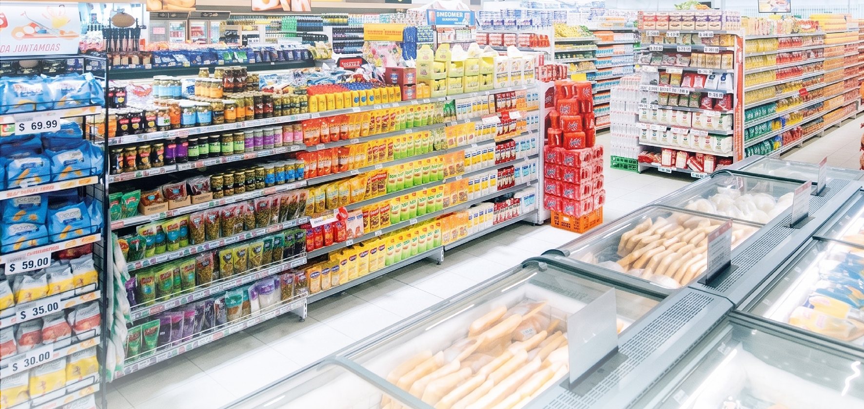Lineal de supermercado con productos refrigerados
